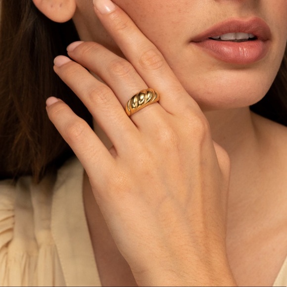 NEW 18K Gold Plated Croissant Dome Twist Rope Ring - Picture 4 of 13